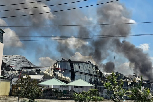 Cháy lớn tại khu công nghiệp Sóng Thần 3
