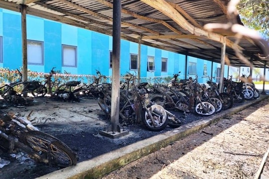 Cháy lớn tại Trường quốc tế, nhiều xe máy bị thiêu rụi