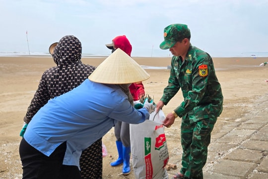 Người dân và chiến sĩ biên phòng chung tay làm sạch bờ biển