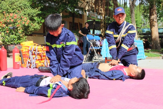 Tổ chức trải nghiệm nghiệp vụ PCCC&CNCH cho học sinh và giáo viên