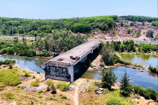 Dự án đường nối vào KCN phía Đông Dung Quất dang dở sau 10 năm triển khai