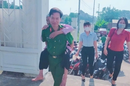 Hỗ trợ các mẹ liệt sĩ thu nhận mẫu ADN tìm con hy sinh