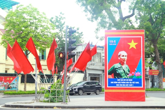 Phố phường Hà Nội rực rỡ cờ hoa kỷ niệm 135 năm Ngày sinh Chủ tịch Hồ Chí Minh