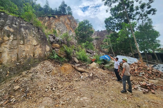 Nỗi lo đá lở vùi lấp nhiều hộ dân