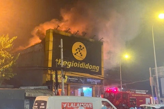 Cháy cửa hàng thế giới di động ở TP.HCM