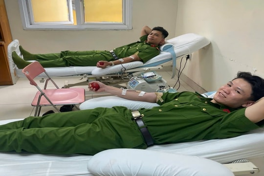 Ba chiến sỹ công an hiến máu cứu người bị bệnh ung thư