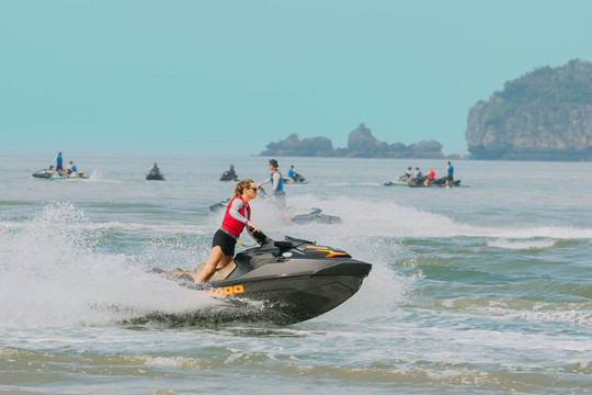 Top vận động viên thế giới “bật mí” show jetski đang nóng nhất tại Cát Bà