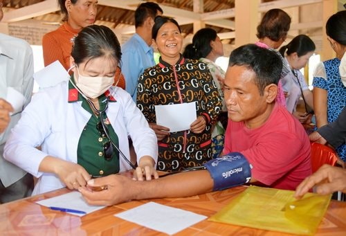 Đoàn y, bác sỹ Việt Nam khám bệnh, cấp thuốc miễn phí cho người dân Campuchia