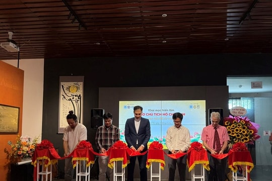 Triển lãm “Thơ Chủ tịch Hồ Chí Minh qua nét chữ sắc màu”