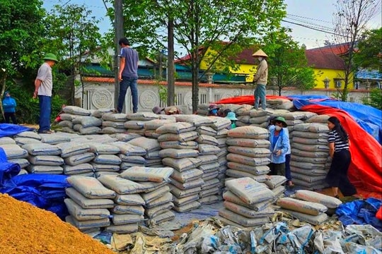Hàng chục tấn xi măng để xây dựng nông thôn mới bị lãng phí