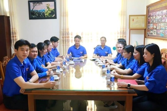 Chi đoàn TAND 2 tỉnh Quảng Ngãi và Kon Tum làm việc và dâng hương tại Ngục tù Kon Tum