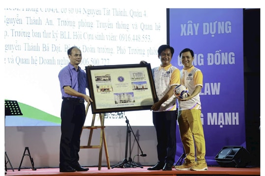 Cựu sinh viên Trường Đại học Luật TP.HCM đóng góp hơn 300 triệu cải tạo đường vào cơ sở mới