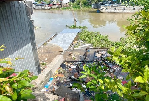 An Giang: Sạt lở làm nhiều căn nhà rơi xuống sông