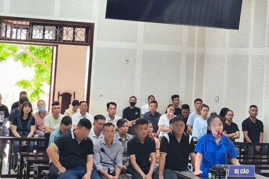 Xét xử 10 bị cáo tội đánh bạc