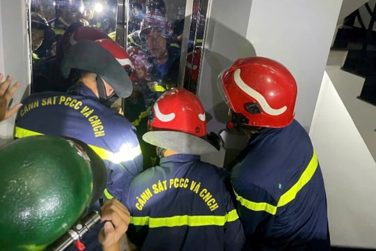 Cảnh sát cứu cô gái bị kẹt trong thang máy lúc rạng sáng