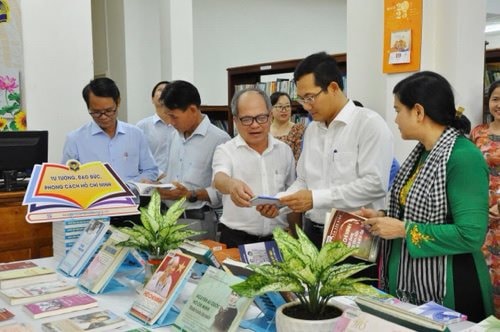 Khai mạc triển lãm sách “Hồ Chí Minh - Vĩ đại một con người”