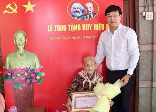 Đồng Tháp trao Huy hiệu Đảng cho đảng viên cao tuổi