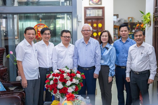 Chủ tịch Hội Nhà báo Việt Nam Lê Quốc Minh thăm, tri ân các nhà báo lão thành tại Đà Nẵng