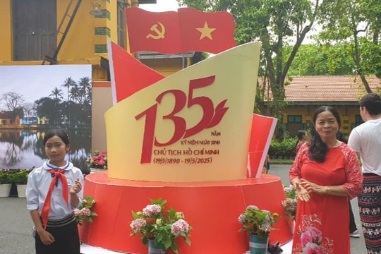 135 năm Ngày sinh Chủ tịch Hồ Chí Minh: Đông đảo người dân vào Lăng viếng Bác