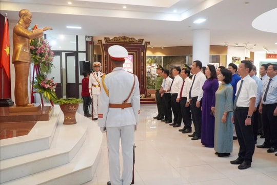 Lãnh đạo thành phố Huế dâng hoa tưởng nhớ Chủ tịch Hồ Chí Minh