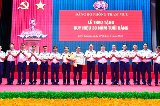 Phó Tư lệnh, Tham mưu trưởng BTL Vùng Cảnh sát biển 4 nhận huy hiệu 30 năm tuổi Đảng