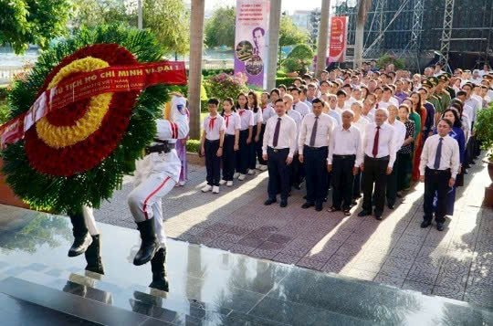 Lãnh đạo Bình Thuận viếng Chủ tịch Hồ Chí Minh