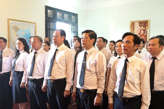 TAND TP Huế tổ chức dâng hoa, dâng hương tưởng nhớ Bác Hồ