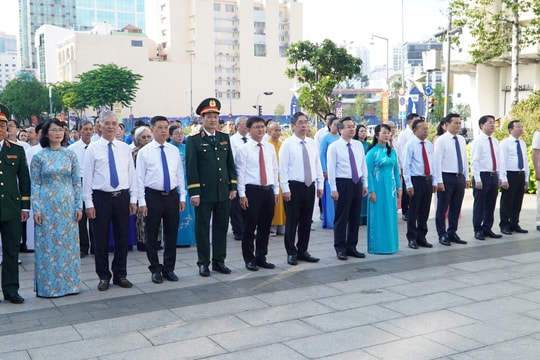 Lãnh đạo TP.HCM dâng hoa, dâng hương tưởng niệm Chủ tịch Hồ Chí Minh