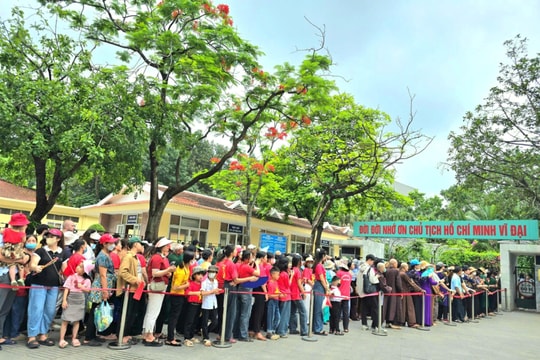 Kỷ niệm 135 năm Ngày sinh Chủ tịch Hồ Chí Minh: Hàng vạn người dân vào Lăng viếng Bác