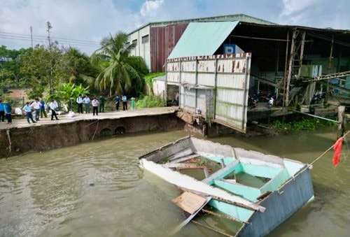 Cần Thơ: Sạt lở kéo một căn nhà xuống sông