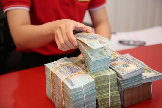 Tiền gửi cá nhân tăng mạnh, vượt tiền gửi tổ chức kinh tế