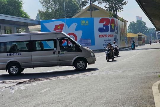 Ô tô chạy bát nháo trước cổng ra Nhà ga T3 Tân Sơn Nhất