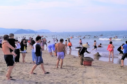 Đôi nam nữ bị đuối nước khi tắm biển