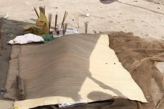 Thanh Hóa: Phát hiện thể nam giới trôi dạt trên biển