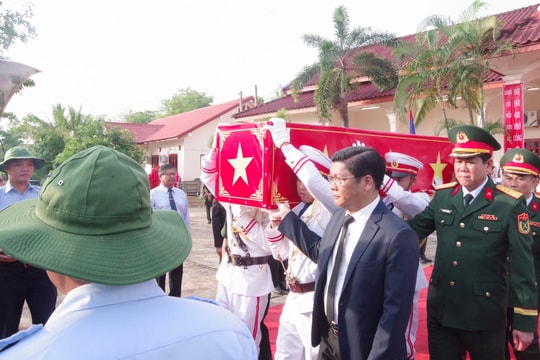 Lễ tiễn đưa hài cốt chiến sĩ Việt Nam hy sinh tại nước bạn Lào