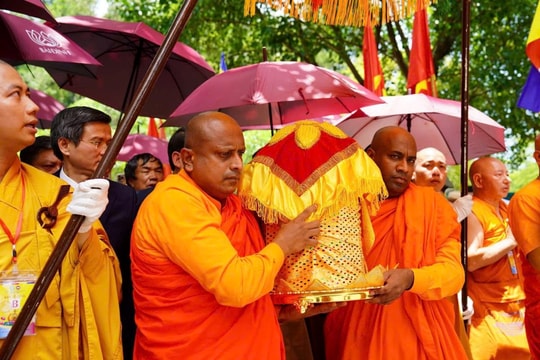 Cung rước xá lợi Đức Phật về chùa Bái Đính