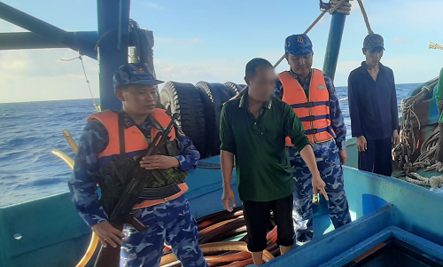 Bắt giữ tàu vận chuyển khoảng 60.000 lít dầu D.O trái phép