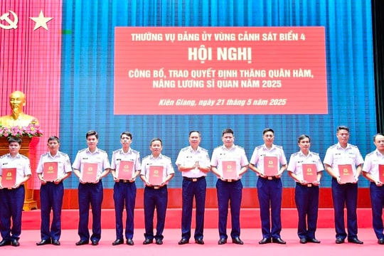 BTL Vùng Cảnh sát biển 4 trao quyết định thăng hàm sĩ quan năm 2025