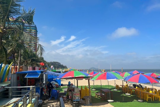 Tổ chức tháo dỡ lều lán lấn chiếm bãi biển