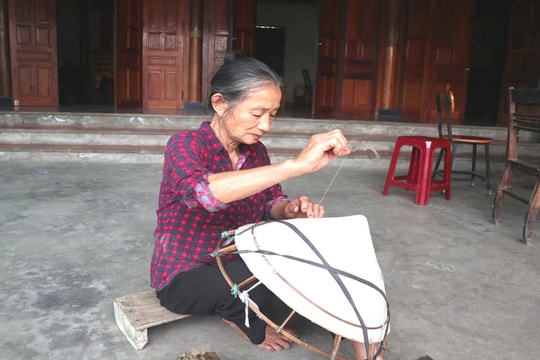 Chiếc nón lá và câu chuyện tình diễm lệ