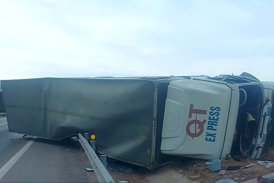 Xe tải lật nghiêng trên cao tốc Cam Lộ - La Sơn