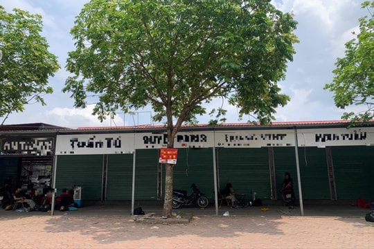 Hình ảnh nhiều cửa hàng ở chợ Ninh Hiệp không mở cửa