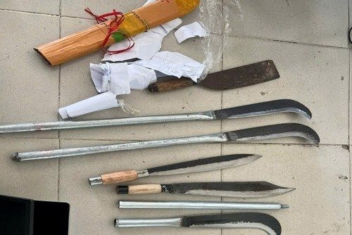 Phát hiện nhiều hung khí trong cơ sở cầm đồ không phép