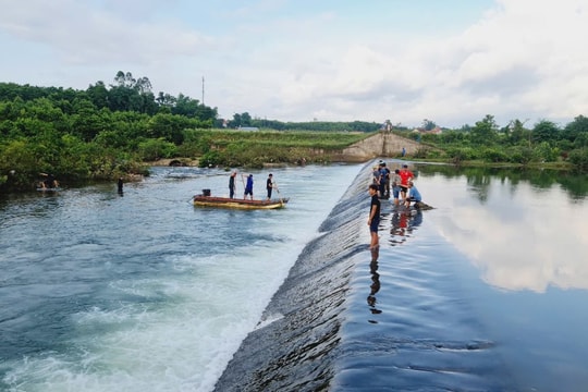 Quảng Ninh huy động hàng nghìn người tìm kiếm 2 nạn nhân mất tích do lũ cuốn