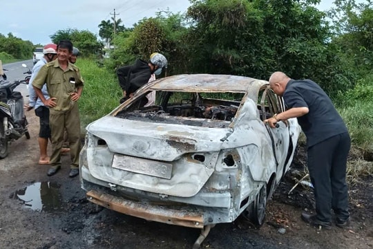 Ô tô đang chạy trên đường thì bất ngờ bốc cháy