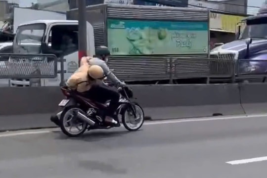 Làm rõ clip CSGT chới với bám yên xe máy trên đường
