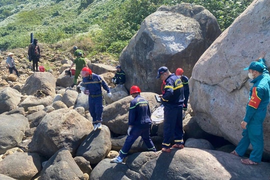 Phát hiện thi thể nam giới dưới ghềnh đá Sơn Trà