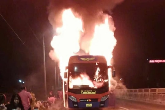 Xe khách bất ngờ bốc cháy dữ dội, hơn 30 hành khách may mắn thoát nạn