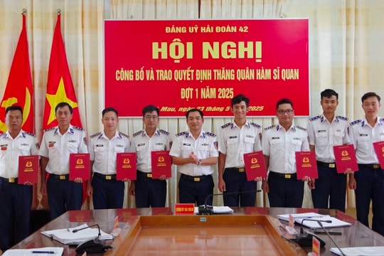 Hải đoàn 42 trao quyết định thăng quân hàm sĩ quan