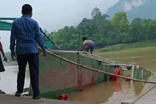 Đò chở học sinh đi học bị lật trên sông Mã